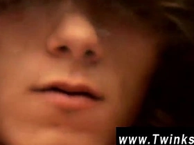 亚洲少年无套同志性交 两人硬挺着继续耕耘 gay porn office asian