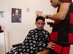 我给理发师献了屁眼 super hot gay porn