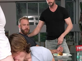 欢乐团聚引发嫩男继子互换 gay porn asia muscle