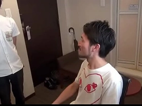 亚裔 well-pleased 被假阳具插屁眼后挨操 taiwan uba student gay porn