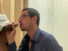 干到兴起把受的衣服撕烂，他穿着内裤跑了 korean gay muscle porn