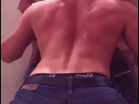 我在健身房厕所夺走了我健身兄弟的处男 gay porn doctor chinese