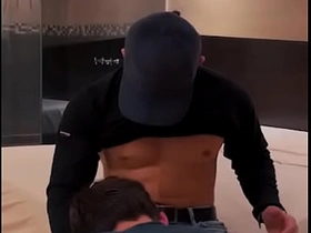 我给送气球的小哥额外小费，结果他把我操得爽翻天 pinoy merry porn makapal bulbol