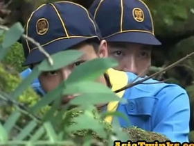 瘦亚裔侦查员口交后享受野战 beast japan gay porn