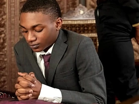 黑人浸信会男孩多米尼克·杨被黑人牧师普林斯·雷恩的大黑屌干了！这小基佬嘴和屁眼都没逃过那根巨屌！ gay pinoy porn video