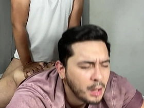 趁他老婆睡着...继父在房间里把我当婊子干 - 同志乱伦 无套内射肛交 gay porn japan hunk