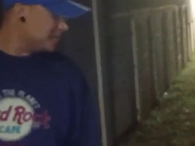 停车撒尿时遇到个小伙子求口交，之后带我去他家趁老婆睡着猛干 japan suit gay porn