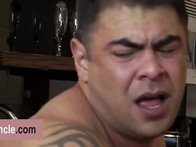 超性感猛男瑞奇遇到暗恋对象，现在该干点刺激的了 asian threesome gay porn