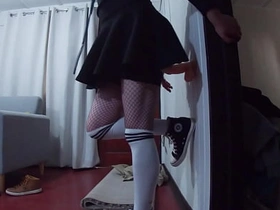 穿迷你裙的Chico从肛门拳交入门，塞进他的新巨型假阳具 asian bus gay porn