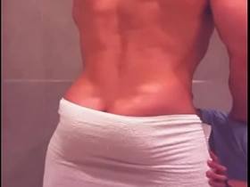 看到哥们从酒吧回来洗澡 忍不住冲进淋浴间跟他搞 gay porn cute korean