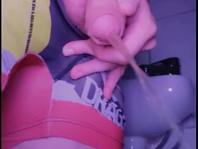 小白脸在厕所撒尿后舔自己的尿 chinese guys kissing gay porn