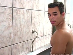 拉丁三人公厕性交 hot gay porn first time