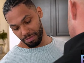 地下男孩 - 发情的托尼爬向布洛克鼓胀的裤裆 chinese gay cruising porn twitter