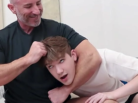 打游戏时继父发现我勃起，给我看真男人的大屌 best asian gay sex videos