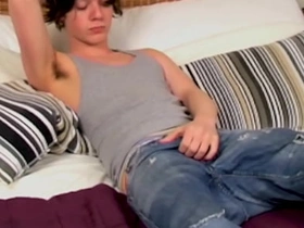 HomoEmo：情绪摇滚骚货桑迪·詹金斯在床上撸硬屌 hot blithe porn sauna