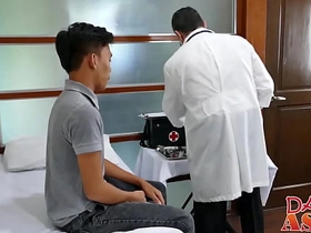 可爱嫩屄Jude被老同志Mike猛干 hot threesome gay porn