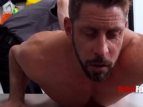 小偷只有两个选择：要么操警卫，要么在监狱里被操 chinese daddy cum gay porn