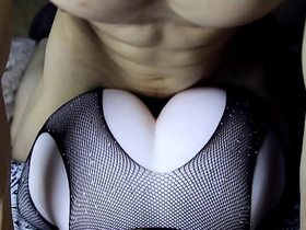 在她浑圆大屁股上射满精液，接着继续操她屁眼！ taiwan gay porn toute seule