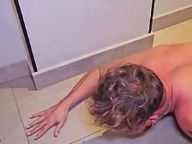 大胡子主人操烂小鲜肉的屁眼，把他当性奴使唤。BDSM狗玩羞辱高潮 gay chinese atlanta porn