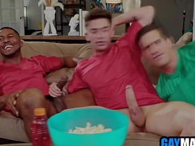 足球粉被黑白基友轮着用 skinny asian gay porn