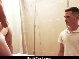 那男人毫不掩饰他青筋暴起的勃起鸡巴 - 乱伦性交 download free asian gay sex videos