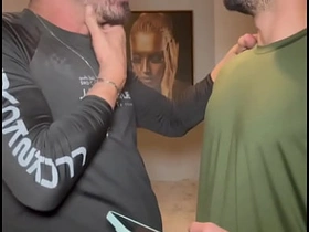 朋友看到我手机相册里的屌照非要看实物 结果忍不住直接口了起来 gay chinese crusing porn