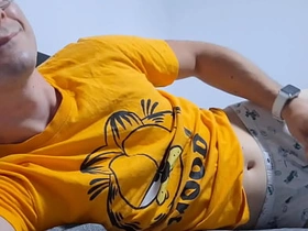 饥渴大学生在床上撸管等继父 japanese cute teen gay porn