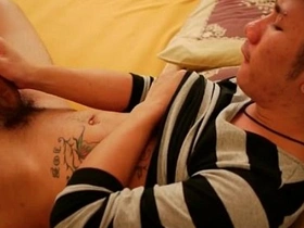 亚洲基佬在床上撸鸡巴 chinese hairy gay men porn