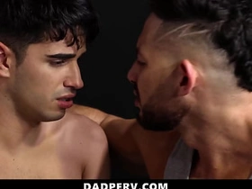 继子让继父抚弄他的鸡巴 任由其掌控 - 老爸变态 uncaring porn hot be wild about