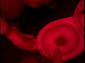 业余小帅哥在俱乐部厕所看朋友撒尿，伸手帮忙然后自己硬了... gay porn asian doctor