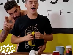 TWINKPOP - 嫩仔乔伊·米尔斯用打发奶油和糖粒装饰克里斯·该死的鸡巴 变成美味点心 sexy gay asian porn