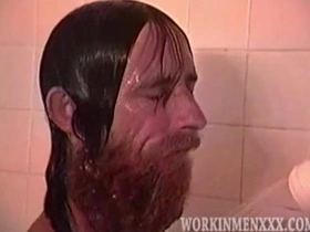 熟男谢尔顿打飞机 white guy fucks asian gay porn