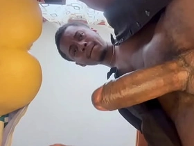 老爹边吐口水边用飞机杯撸他那根大屌，最后射了 japan coat gay porn