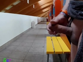 我在公共更衣室撸我厚包皮鸡巴，差点被抓到两次。 korean roommate gay porn