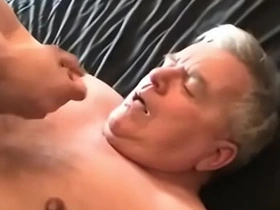 年轻亚裔射精在老爹脸上 japan bukkake gay porn