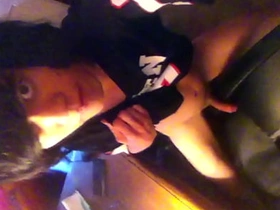 嫩0用光滑鸡巴磨椅子 隔着涤纶T恤手淫 japanese careless sm porn