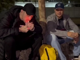 哥们在球场喝酒结果搞起基来，突然冒出个流浪汉让一切更有意思了 chinese porn home screen gay