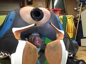 Extremeslut66 戴着隧道塞放屁，同时往屁眼里塞一根长假阳具 china gay boys porn