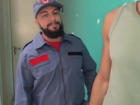 跟我工作的公寓里直男住户搞上了 leo taiwanese gay porn