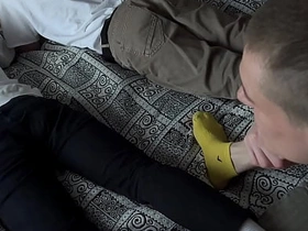 瘦仔带朋友来家玩——趁他们打游戏时，他和继父把他们全干了 korean gay riding porn