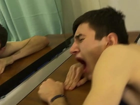 可爱摔跤少年训练时发情，直接在地板上开干——最后射进对方嘴里 hot gay porn pics