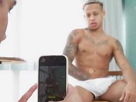 叫兄弟来拍照 结果他把我鸡巴嗦到射精 pinoy gay porn massage