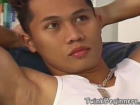 性感亚洲小受爱自慰 muscular asian gay porn