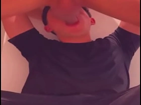 商场厕所里被运动型小伙深喉 爽爆的猎艳 asian gay first time sex videos