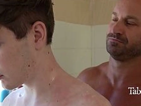 瘦猴打扫房子 继父就给他通水管 gay desi hot porn